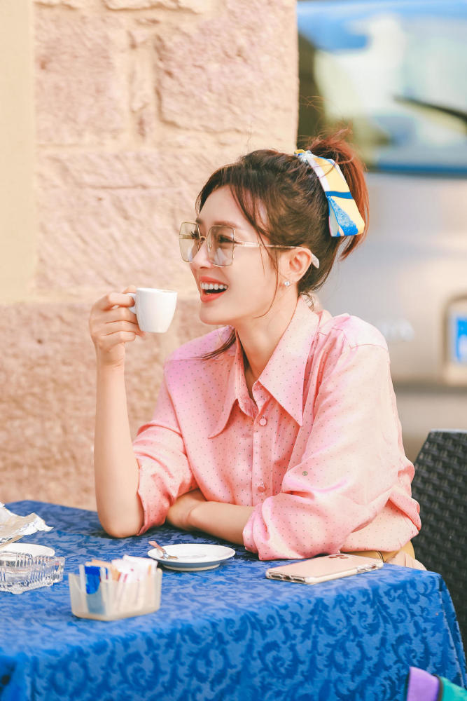 秦岚粉色衬衫配百褶裙时尚减龄，丸子头气质还减龄