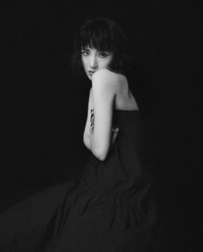 唐艺昕拒绝甜美玩转酷飒潮流,猫系烟熏妆太“勾人”