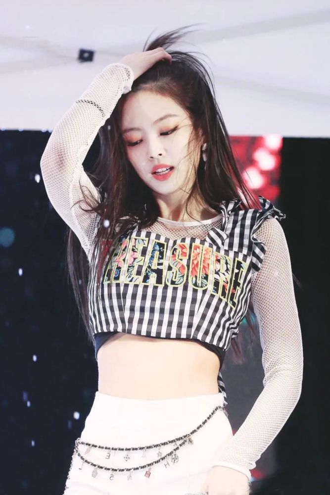 唐艺昕拒绝甜美玩转酷飒潮流,猫系烟熏妆太“勾人”