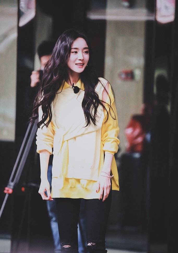 杨幂黄色针织上衣搭黑色破洞裤，捂嘴娇笑又美又甜！