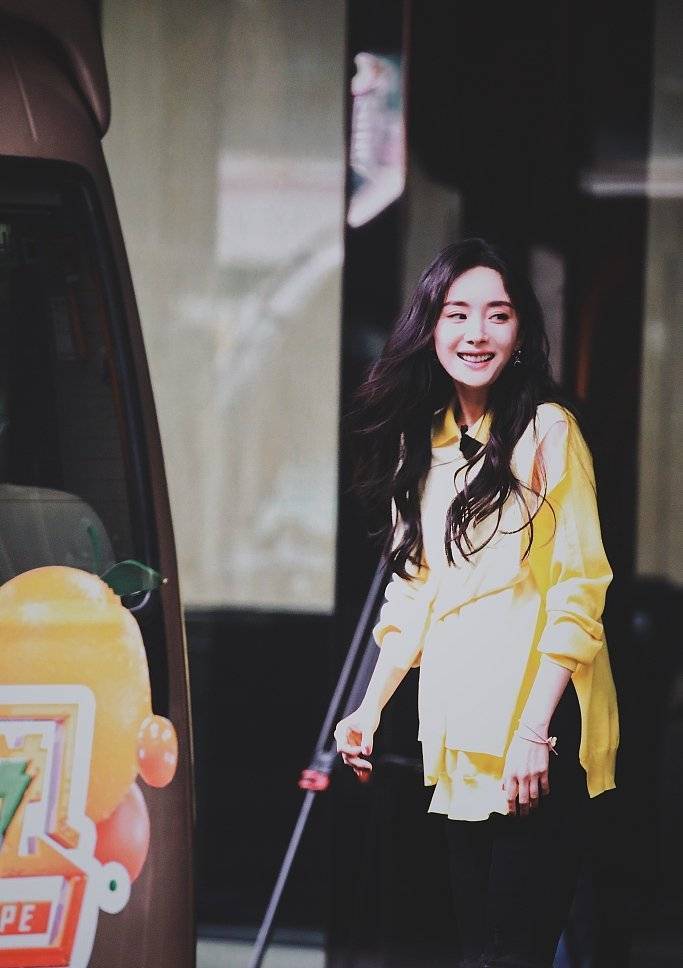 杨幂黄色针织上衣搭黑色破洞裤，捂嘴娇笑又美又甜！