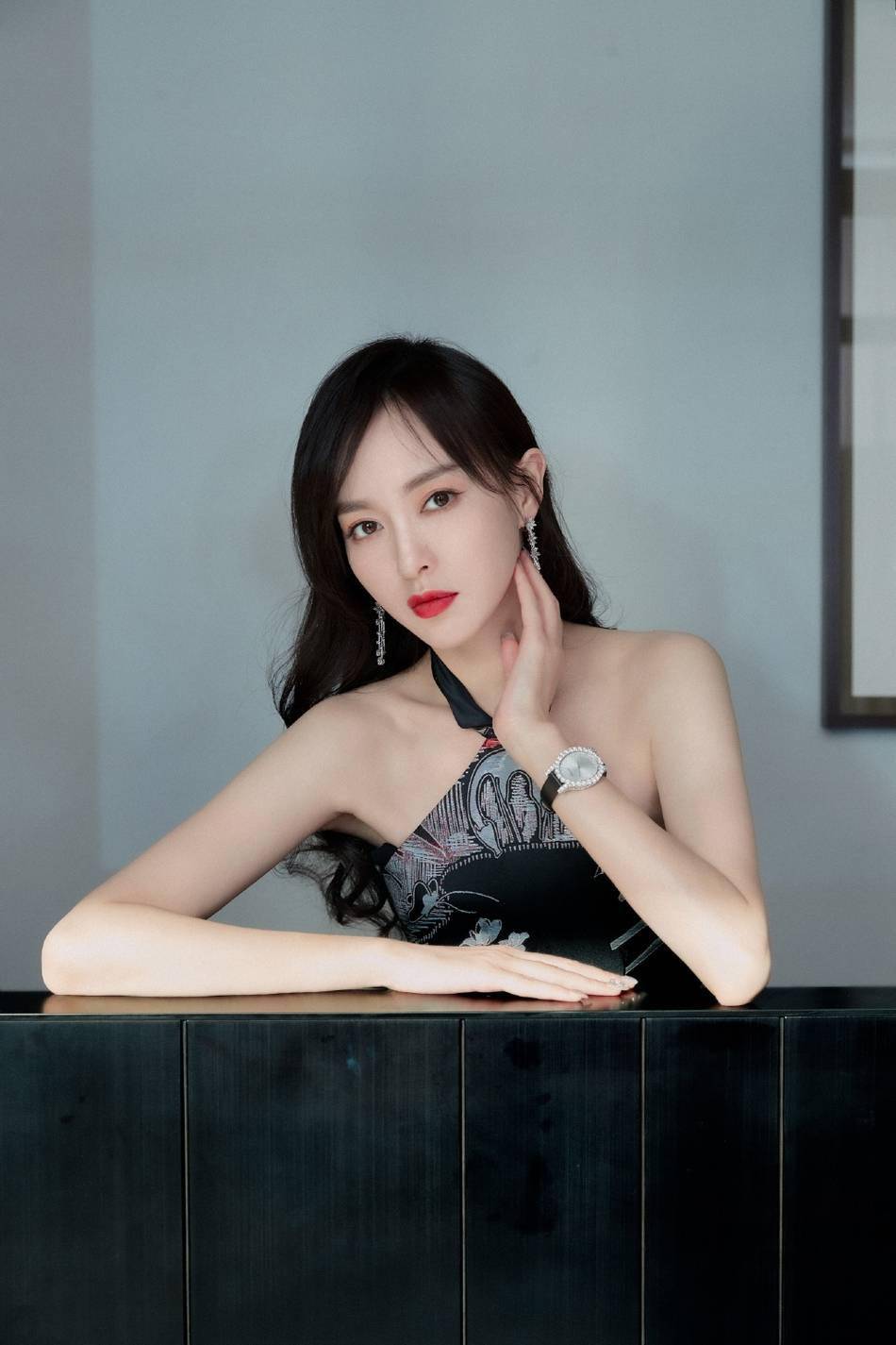 唐嫣中式风新年写真曝光 一袭黑色长裙端庄美艳