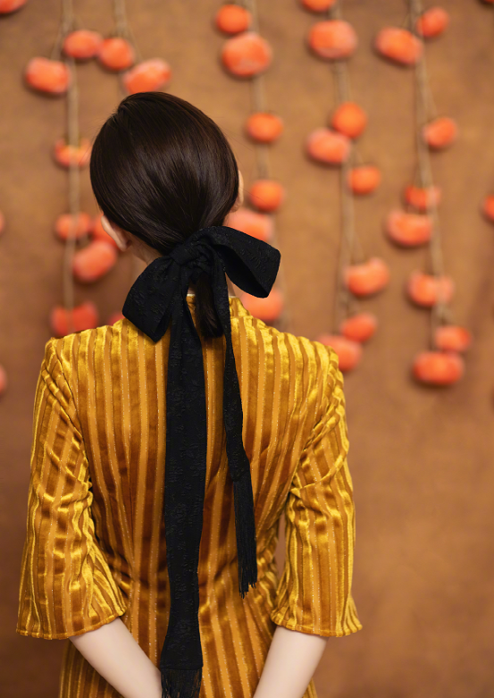 毛晓彤国风拜年造型复古喜庆,温婉大方又不失知性