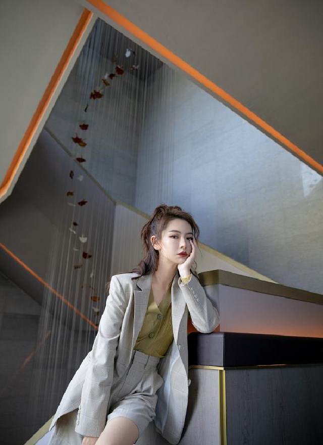 戚薇花边衬衣配红色吊带公主范十足，喜庆还很洋气