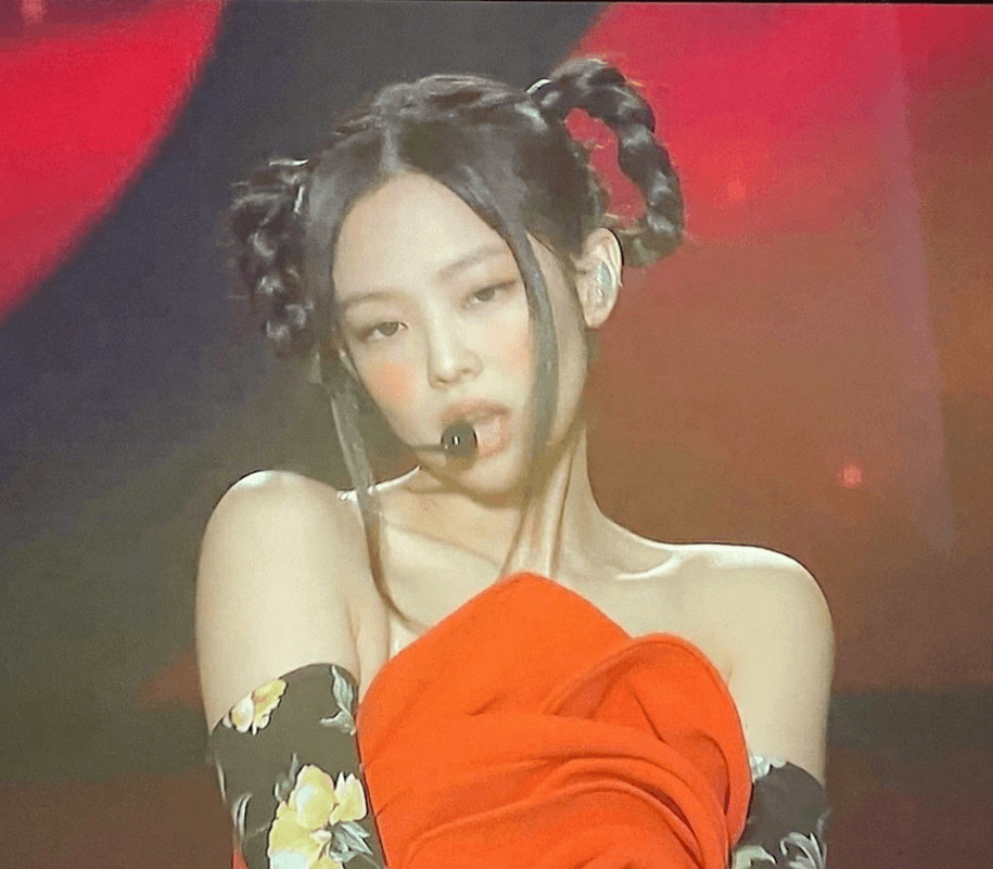 Jennie穿红装太撩人，锁骨窝精致抢镜，哪吒头中国风十足