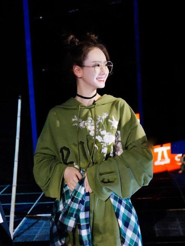 戚薇花边衬衣配红色吊带公主范十足，喜庆还很洋气