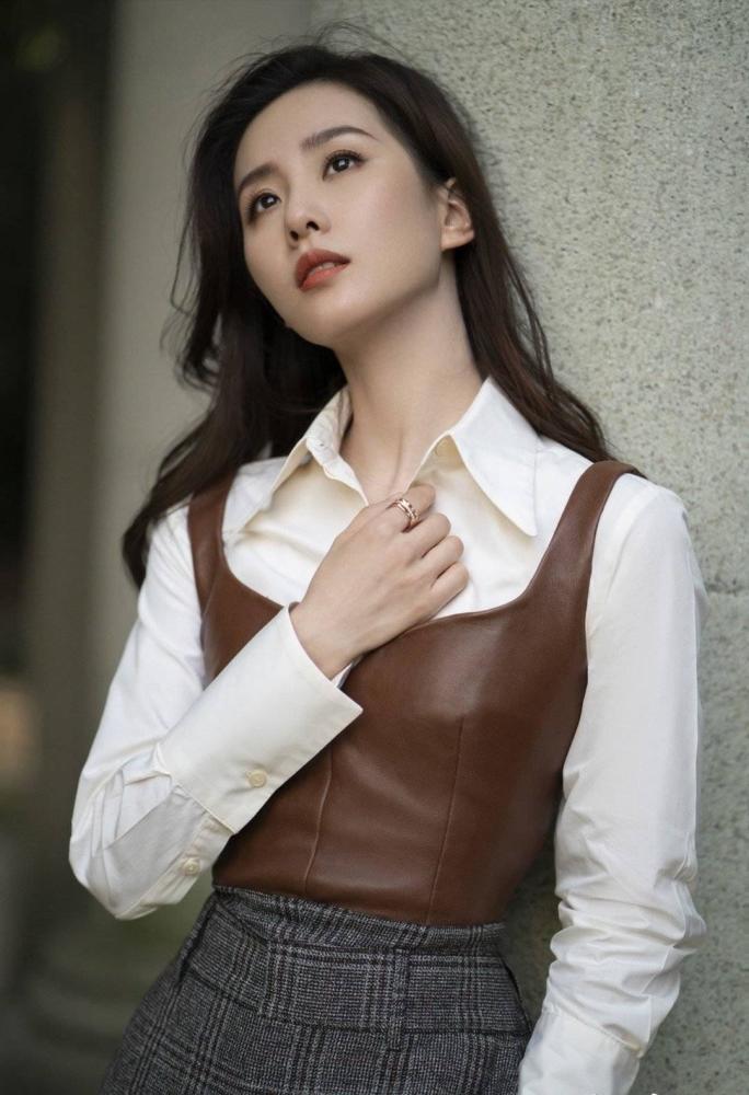 刘诗诗情人节穿紫色长裙温婉可人,披肩长卷发尽显优雅气质