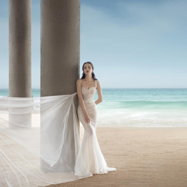 迪丽热巴一袭羽毛抹胸裙玲珑有致,性感又有气质!