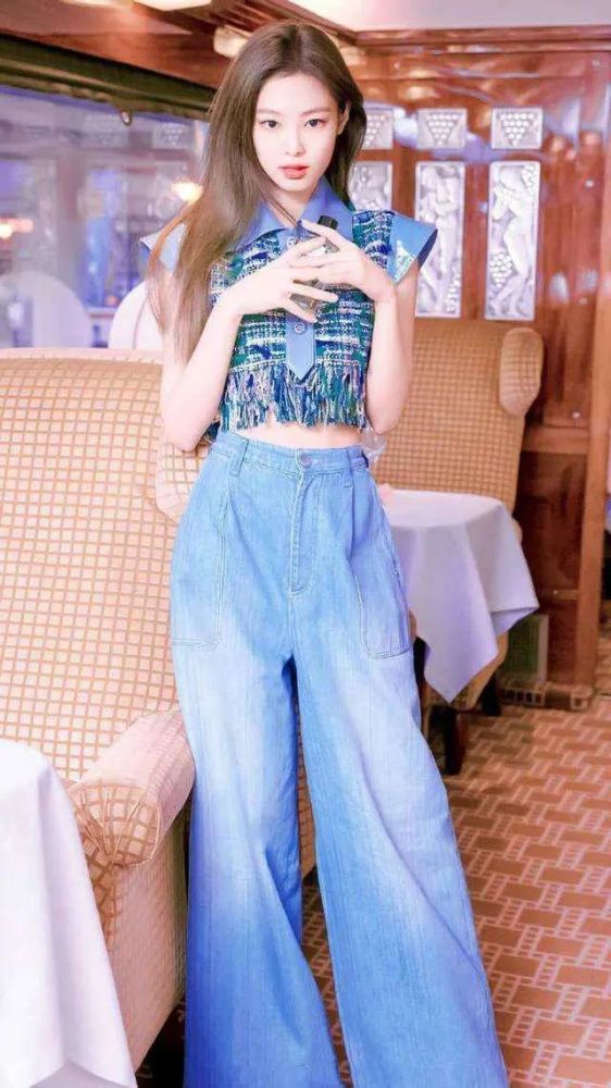 唐艺昕拒绝甜美玩转酷飒潮流,猫系烟熏妆太“勾人”