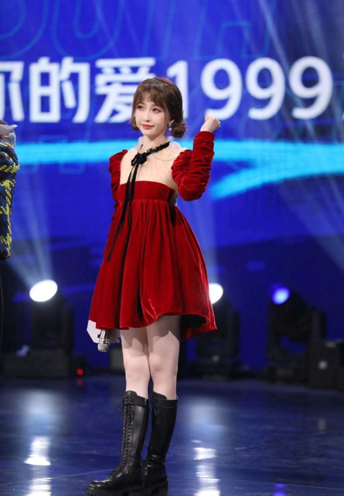 虞书欣穿银色亮片连衣裙配高马尾洋气精致,成熟大气