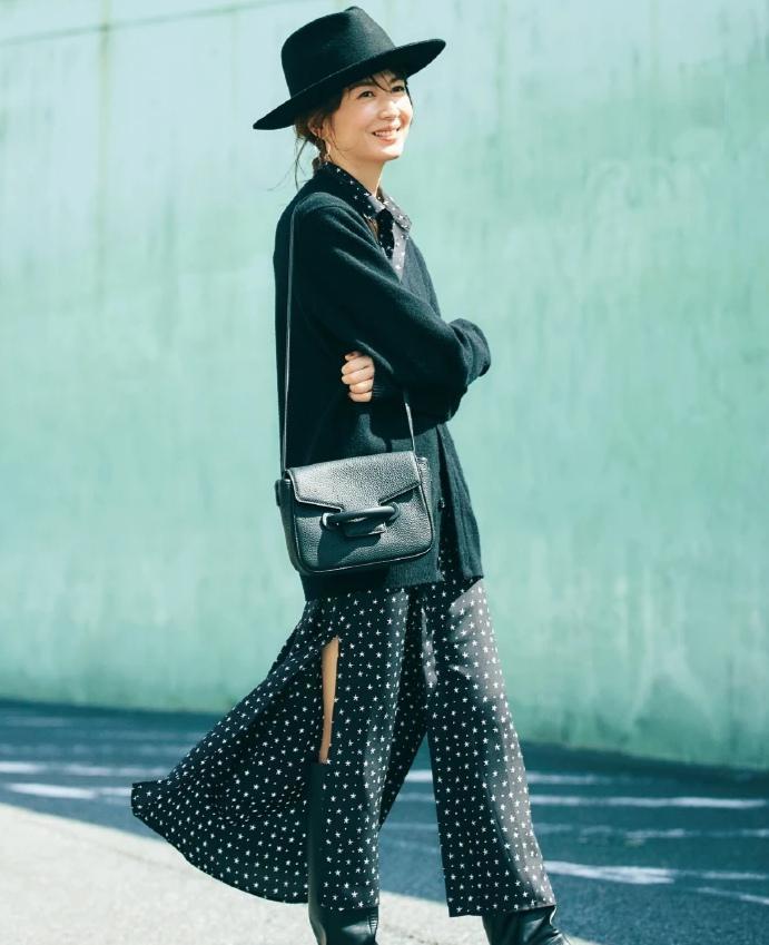 奔四奔五的时髦女人都喜欢用针织衫搭配，减龄百搭又显气质