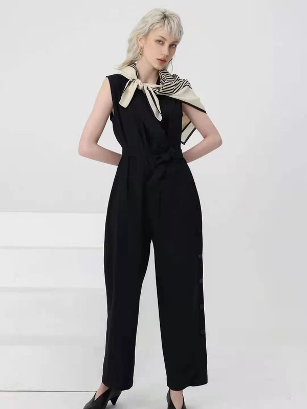 谁说条纹像“病号服”？模仿这几套穿搭，秒变气质型女神