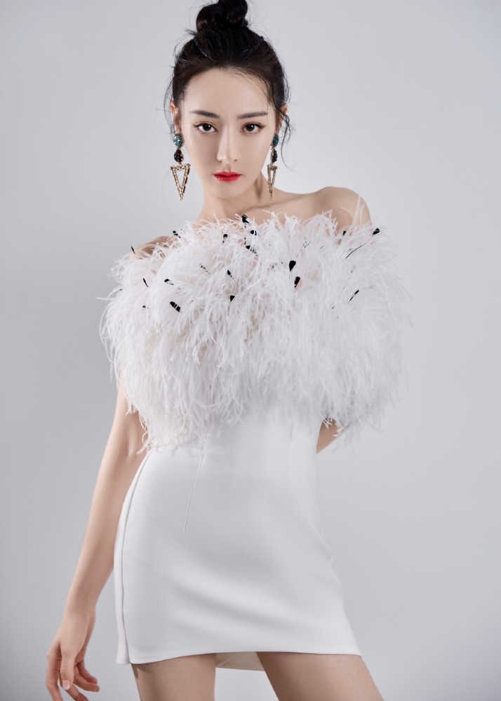 迪丽热巴一袭羽毛抹胸裙玲珑有致,性感又有气质!