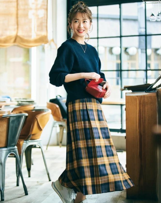 奔四奔五的时髦女人都喜欢用针织衫搭配，减龄百搭又显气质