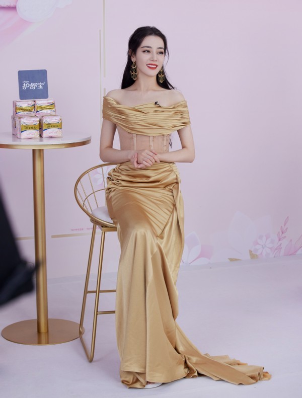 迪丽热巴最新装扮虽然气场高级,但穿的裙子像塑料太掉价