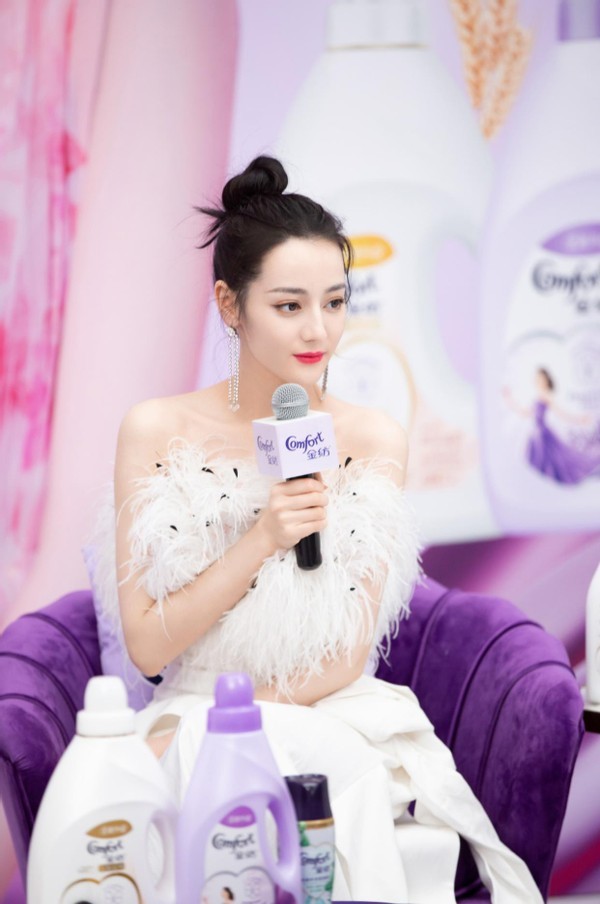 迪丽热巴最新装扮虽然气场高级,但穿的裙子像塑料太掉价