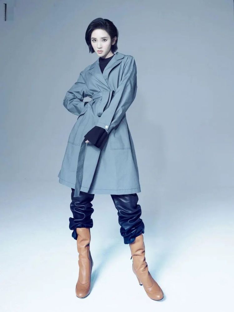 唐艺昕拒绝甜美玩转酷飒潮流,猫系烟熏妆太“勾人”