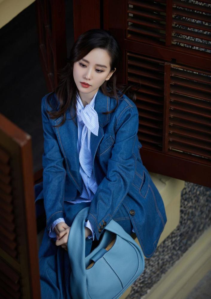 刘诗诗情人节穿紫色长裙温婉可人,披肩长卷发尽显优雅气质