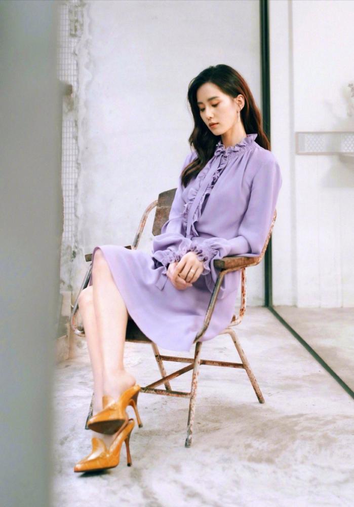 刘诗诗情人节穿紫色长裙温婉可人,披肩长卷发尽显优雅气质