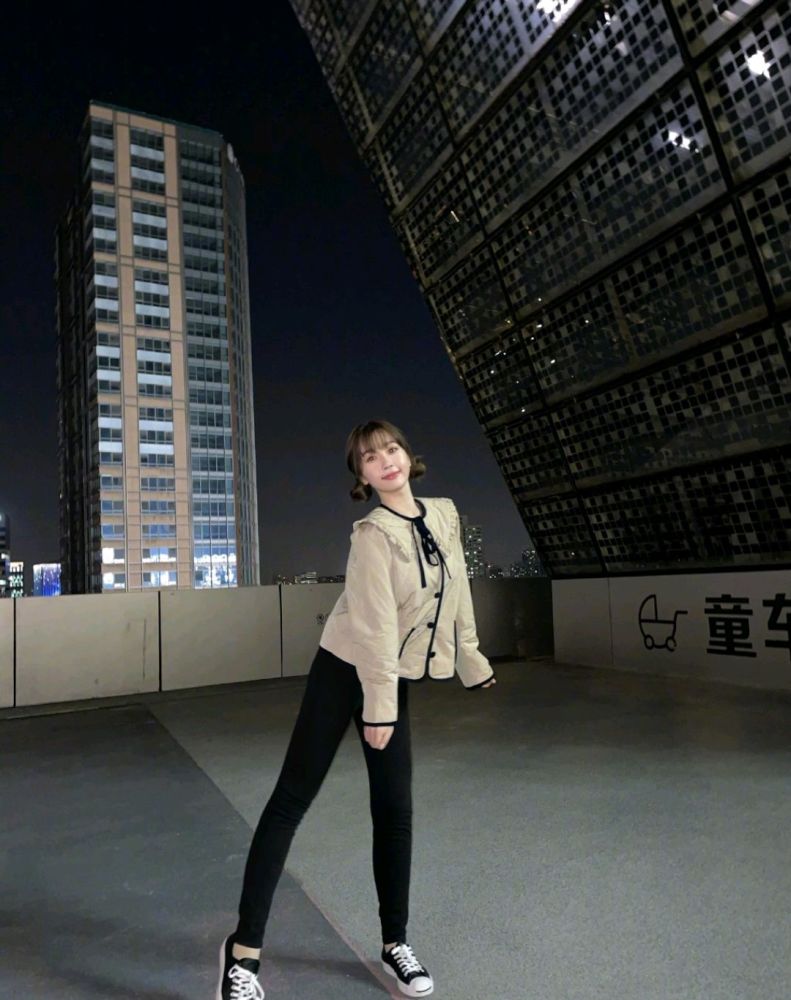 虞书欣穿银色亮片连衣裙配高马尾洋气精致,成熟大气