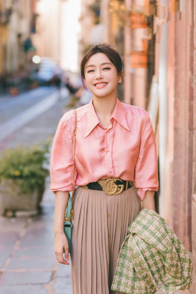 秦岚粉色衬衫配百褶裙时尚减龄，丸子头气质还减龄