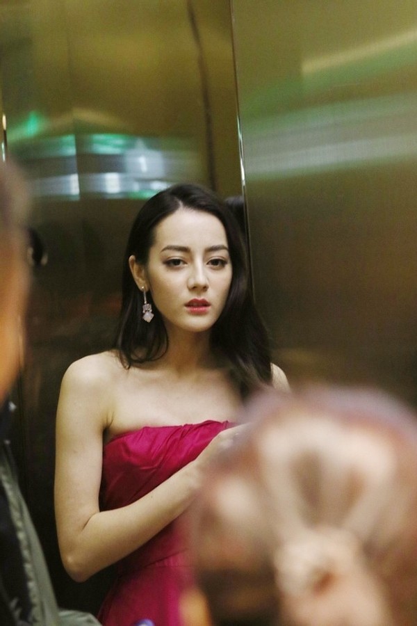 迪丽热巴最新装扮虽然气场高级,但穿的裙子像塑料太掉价