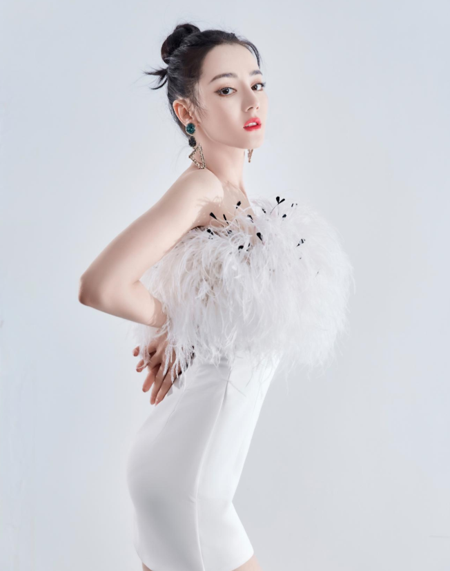 迪丽热巴一袭羽毛抹胸裙玲珑有致,性感又有气质!