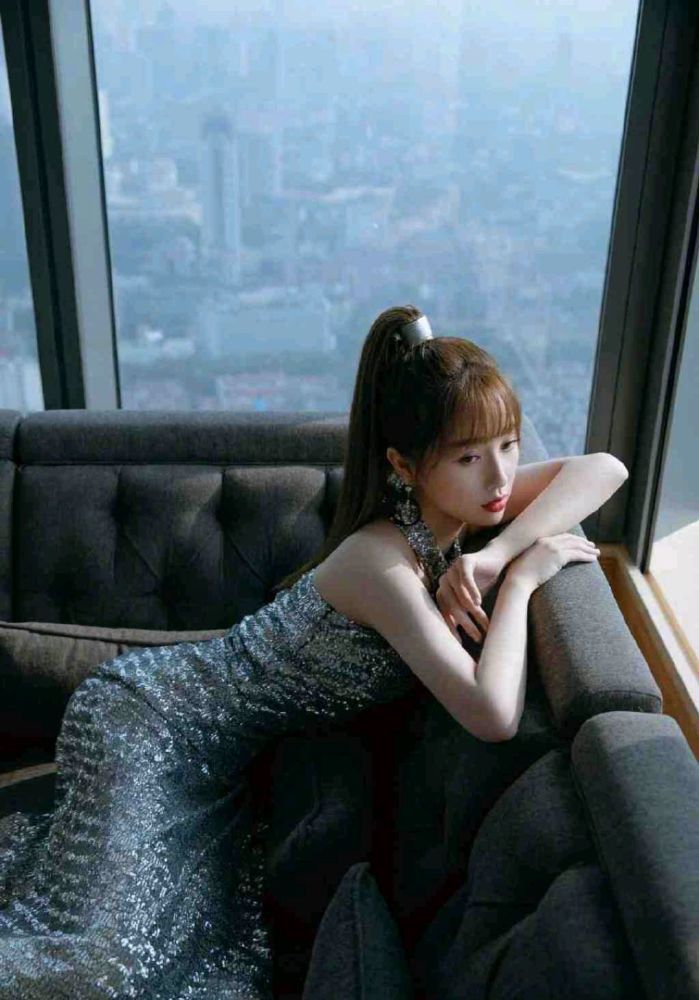 虞书欣穿银色亮片连衣裙配高马尾洋气精致,成熟大气