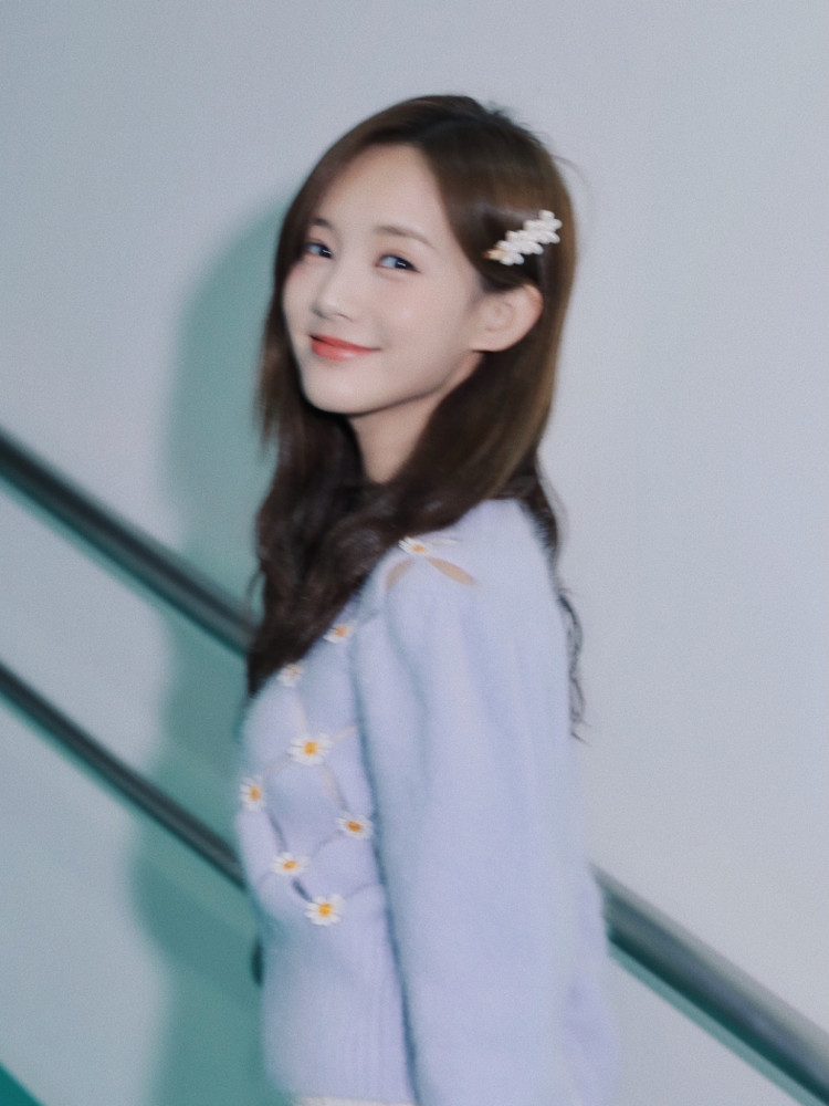 李一桐用颜色穿出元气少女感,也太显嫩了