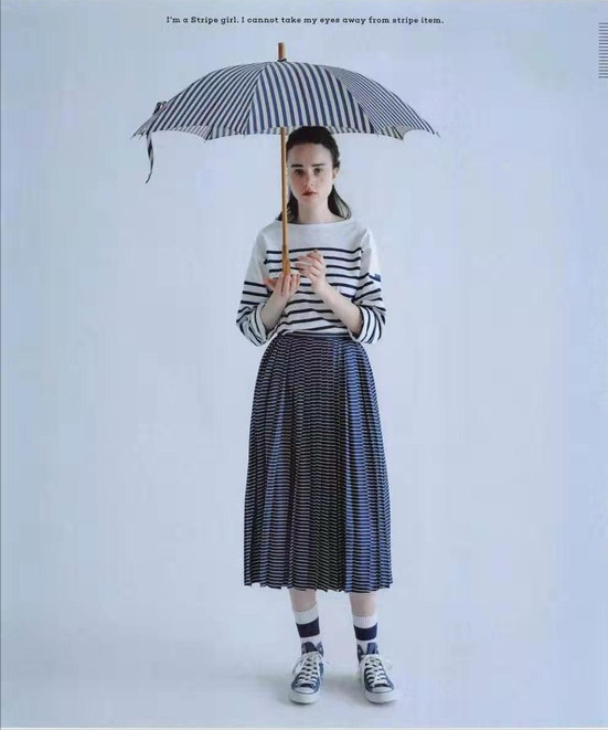 谁说条纹像“病号服”？模仿这几套穿搭，秒变气质型女神