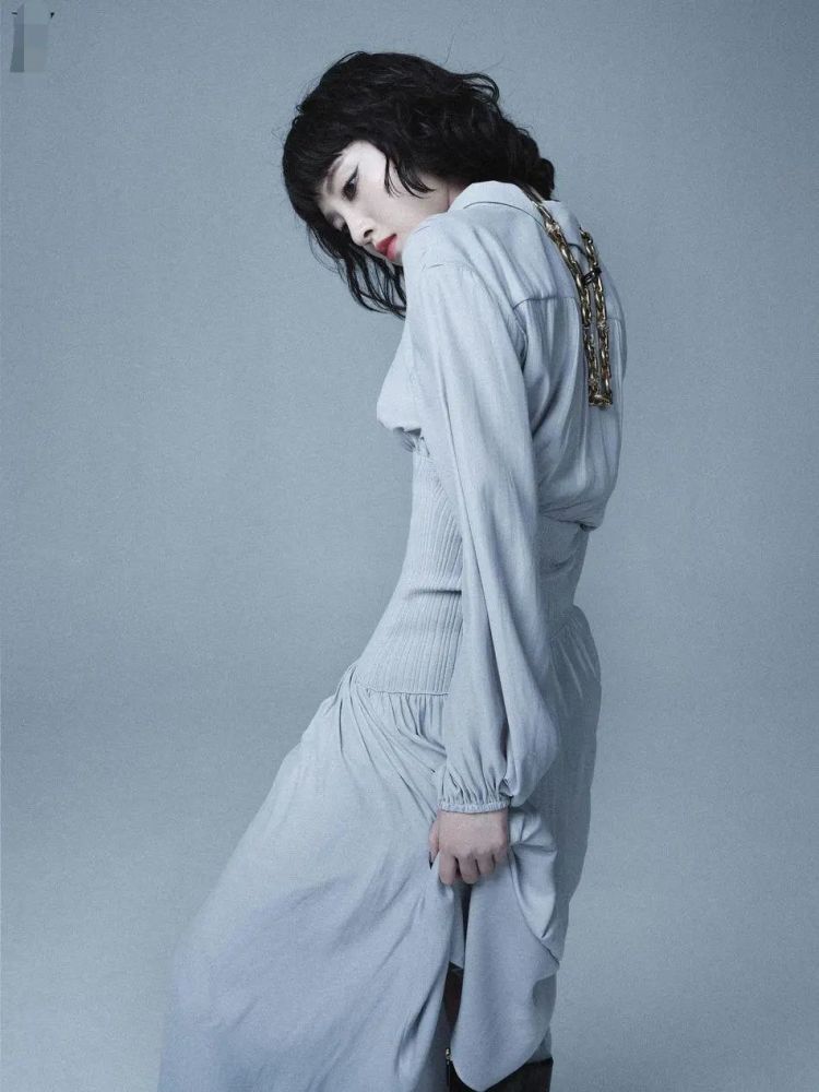 唐艺昕拒绝甜美玩转酷飒潮流,猫系烟熏妆太“勾人”