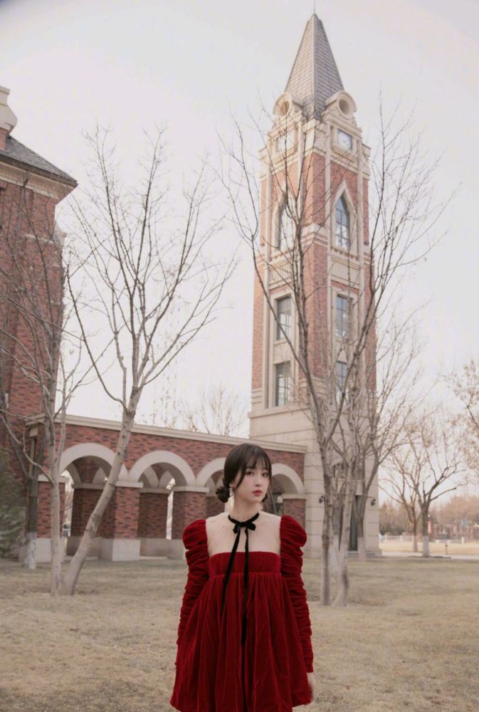 虞书欣穿银色亮片连衣裙配高马尾洋气精致,成熟大气