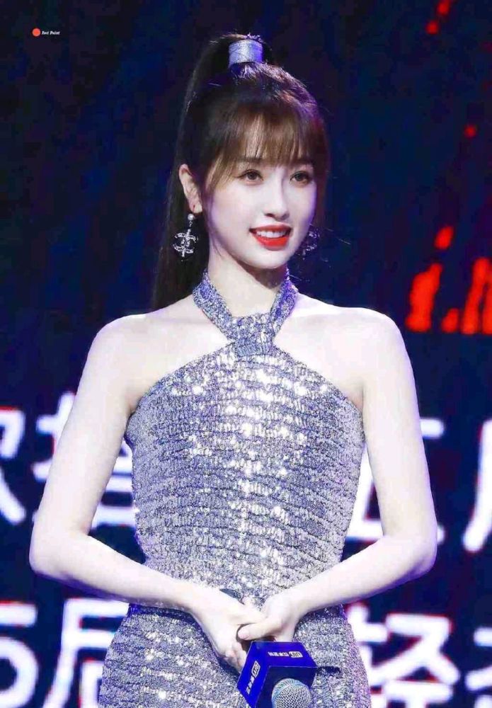 虞书欣穿银色亮片连衣裙配高马尾洋气精致,成熟大气