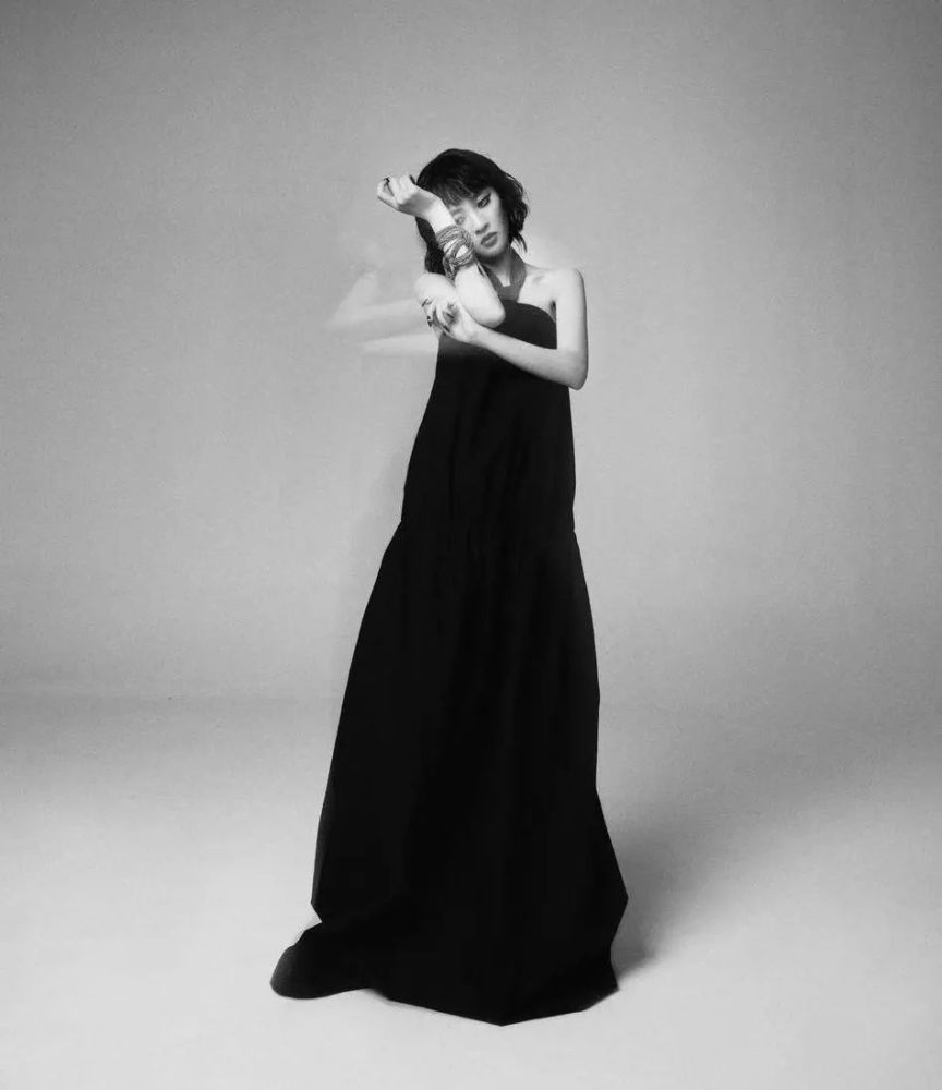 唐艺昕拒绝甜美玩转酷飒潮流,猫系烟熏妆太“勾人”