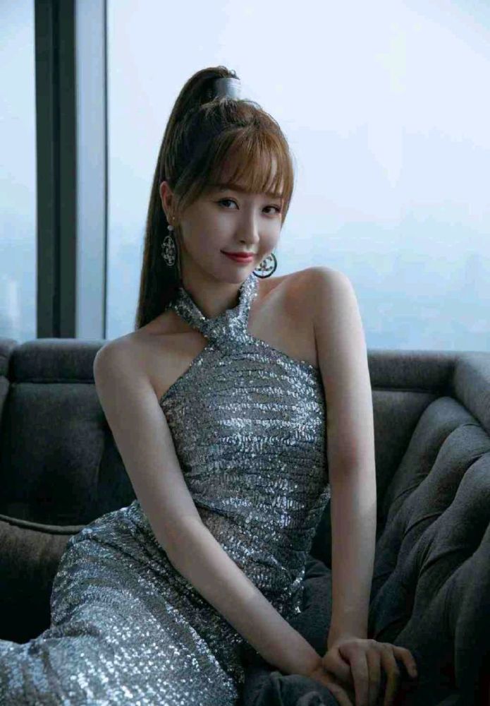 虞书欣穿银色亮片连衣裙配高马尾洋气精致,成熟大气
