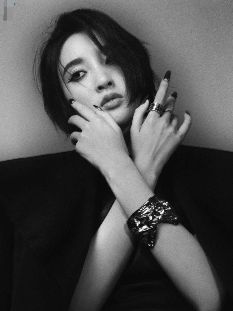 唐艺昕拒绝甜美玩转酷飒潮流,猫系烟熏妆太“勾人”