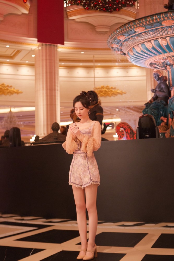 冯提莫带火了甜美风穿搭,减龄青春咋看咋美