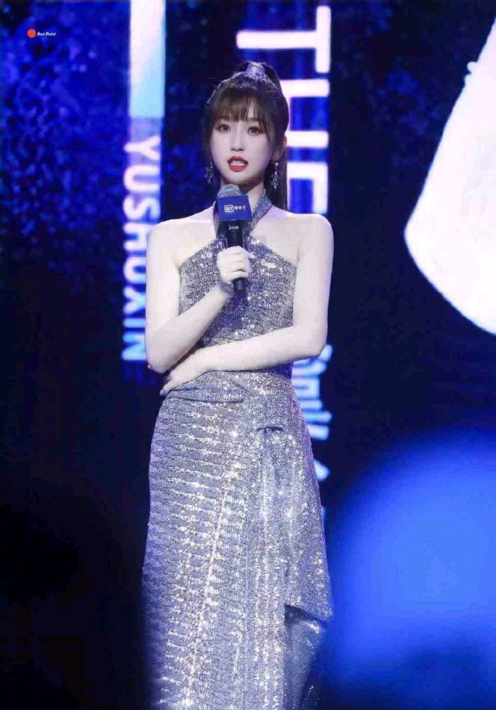 虞书欣穿银色亮片连衣裙配高马尾洋气精致,成熟大气