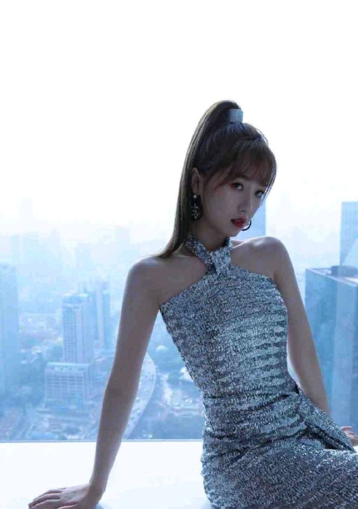 虞书欣穿银色亮片连衣裙配高马尾洋气精致,成熟大气