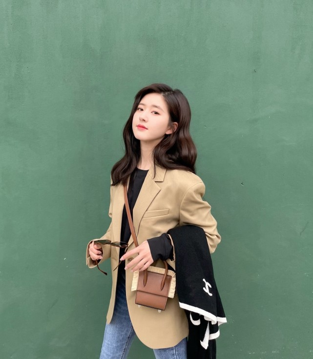简单休闲的西装牛仔裤赵露思却穿得好甜美,“初恋女孩”无疑了