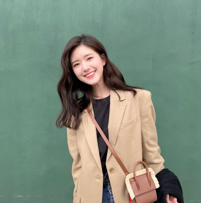 简单休闲的西装牛仔裤赵露思却穿得好甜美,“初恋女孩”无疑了