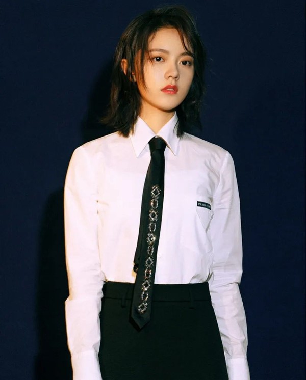 “国民女儿”赵今麦光脚海边拍大片,学院风穿搭太美丽