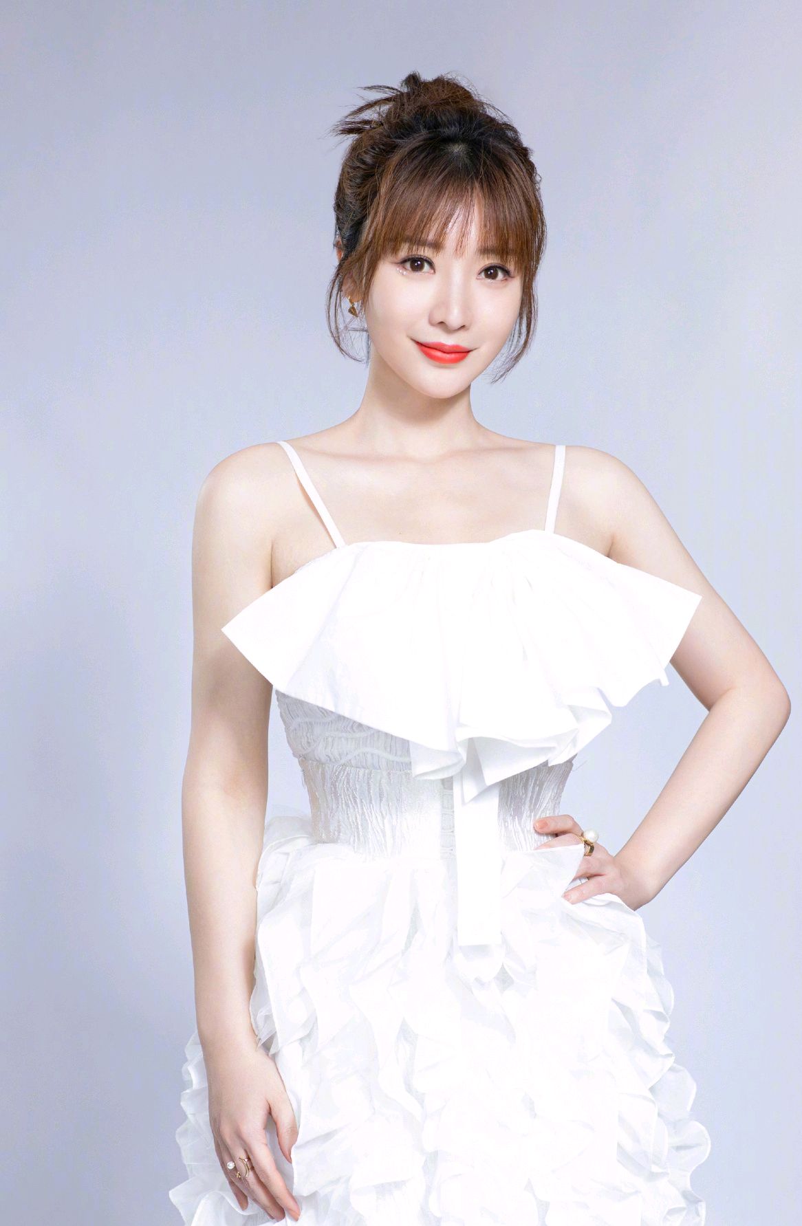 柳岩穿白色吊带连衣裙，美得像少女一样