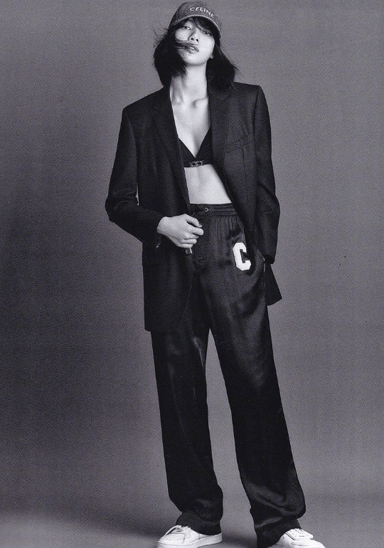 Lisa穿运动内衣秀身材!腰臀比、马甲线事业线太吸睛