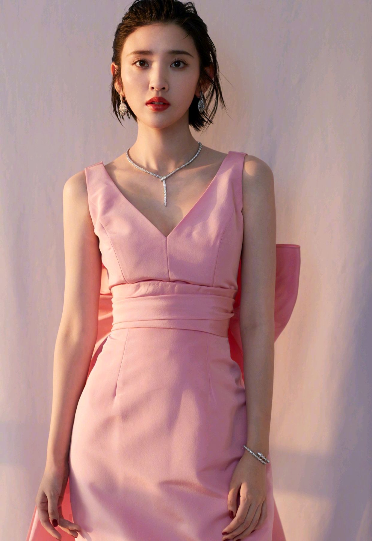 唐艺昕V领粉色连衣裙不仅甜美还减龄，这样的女生谁不爱