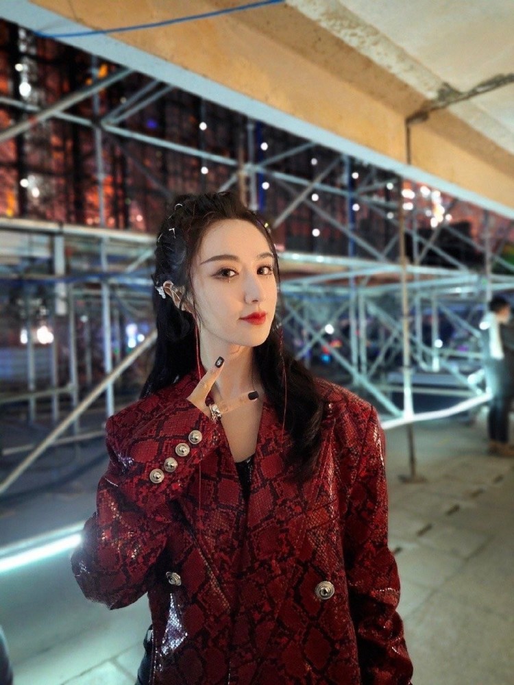 1小时卖2000多万新疆棉制品的薇娅身材气质不输明星,长腿吸睛
