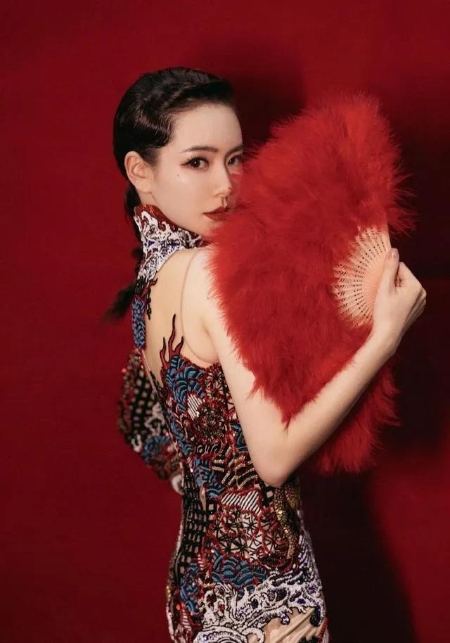 戚薇穿旗袍带有浓浓中国风，高贵气质压不住妩媚性感！