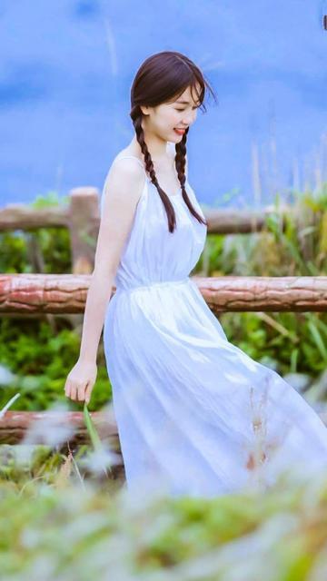 虞书欣越穿越美 彩色吊带裙天使颜值魔鬼身材