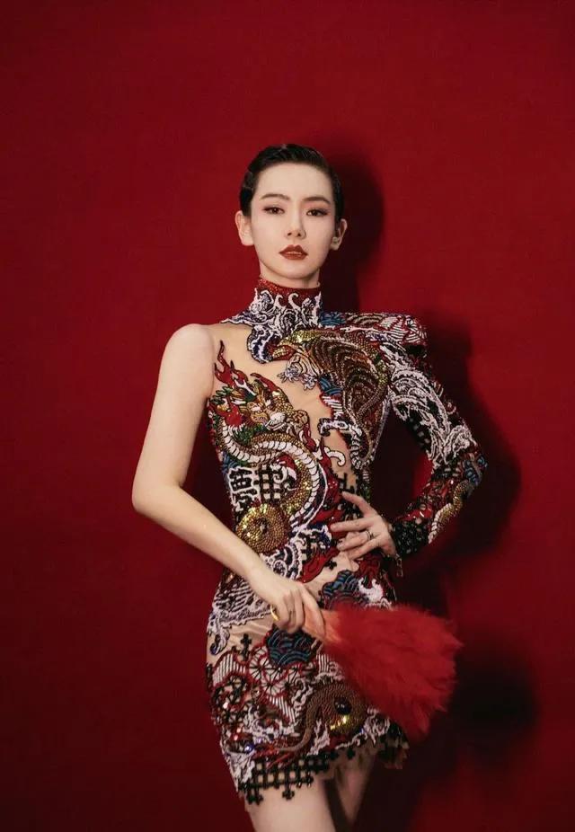 戚薇穿旗袍带有浓浓中国风，高贵气质压不住妩媚性感！