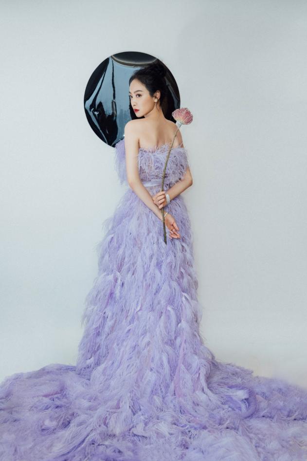 宋茜穿紫色羽毛裙像仙子，造型浮夸却美得有韵味